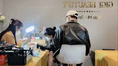 #直播 包臀裙美甲店女员工，在顾客身后肆无忌惮的自慰，胆子真大啊