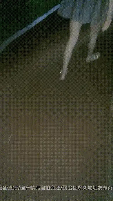 带着母狗女友无内户外露出，找个没人的小角落互舔做爱，最后快射的时候来人了