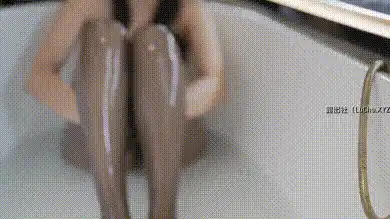 黑丝兔女郎浴池黑丝美脚 润滑油倒满玉足 40码的脚底对着你太骚了！