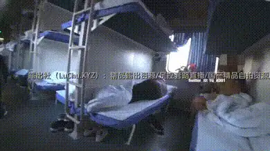带着淫妻在火车上露出，无内在卧铺张开腿也真不怕被对床的大哥看见