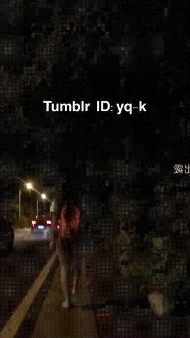 淫妻穿着齐逼小短裙，露着屁股走在车来车往的大街上，任人观摩 #人前