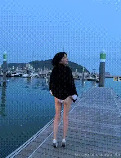 户外露出 韩国女团成员户外全裸  身材一流啊