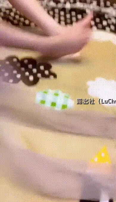 母狗走廊露出 敲邻居家门，这也太狂了点吧，太骚了