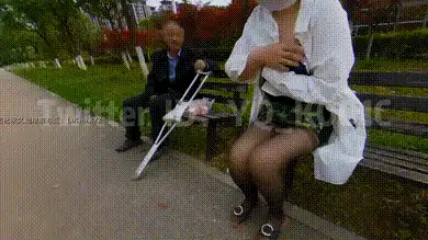 退网淫妻大神 #YQK 公园长椅露出扣B 给大爷看呆了 #自购