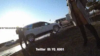 带着淫妻洗车，大衣里面穿着镂空网袜在洗车工边上露出 #人前