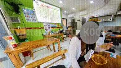 退网淫妻大神 #YQK 小吃店露出 给对面小哥哥看呆了吧 #自购