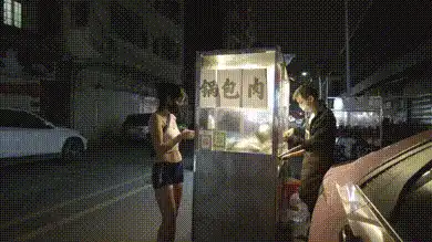 户外露出女神小K接受金主私人定制，大胆尝试新露出玩法身上涂着彩绘服装夜晚街头裸行 #小K