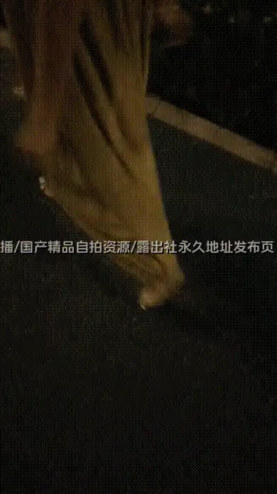 【经典街头露出】成都街头，小萝莉挑战露出，行人车辆时不时经过，又害羞又兴奋蹦蹦跳跳