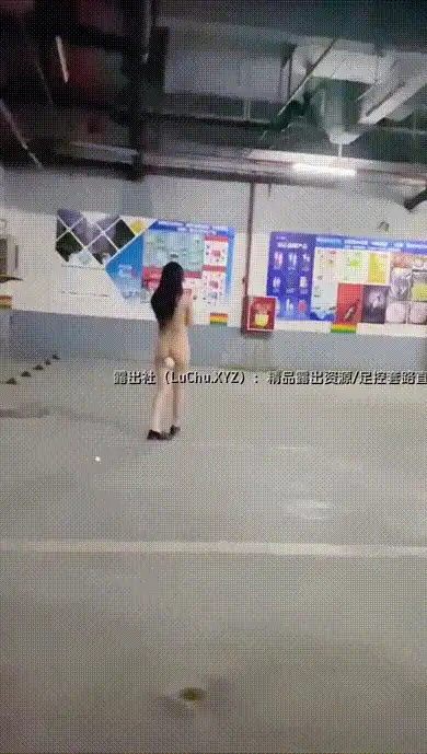 停车场全裸露出，戴着肛塞狗链在停车场尿尿