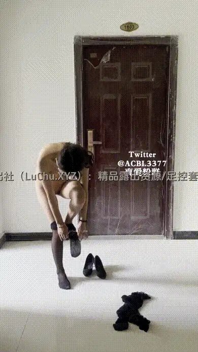 带着身材超好的女朋友，高跟肉丝爬到天台，然后在天台换上黑色战袍