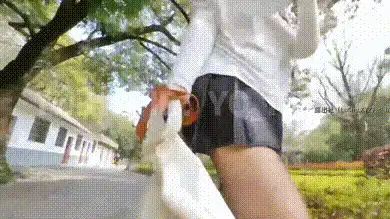 退网淫妻大神 #YQK 户外散步不穿内衣露出两个乳头 #自购