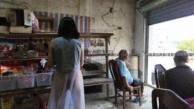 #小K 穿着镂空白丝裙在农村便利店买东西，被门口的大爷一直盯着看