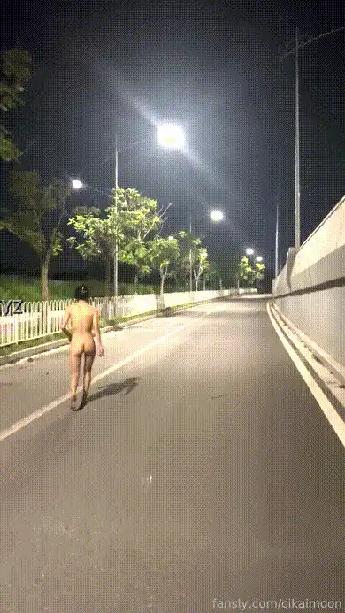 #小K 又一期全裸马路边露出，遇到对向来车蹲在草丛边躲着，全裸还是放不开啊