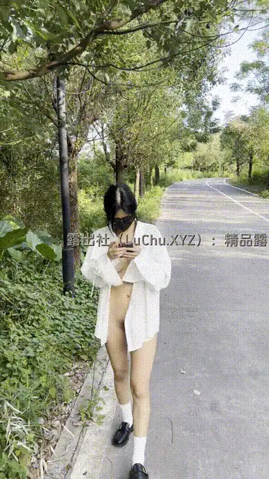 #小K 白色衬衫大白天在马路旁慢慢卸下，露出雪白的奶子和屁股供过往的行人大饱眼福 #人前